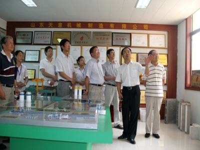 2012.7.28日山東天意兩項(xiàng)科技成果鑒定順利通過，北京領(lǐng)導(dǎo)專家，到我公司參觀指導(dǎo)