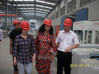 2012.7.21日坦桑尼亞總統(tǒng)夫人來(lái)我公司參觀指導(dǎo)、洽談合作