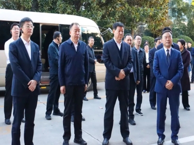 張勝明帶隊(duì)觀(guān)摩天意機(jī)械綠色建材智能裝備產(chǎn)業(yè)化項(xiàng)目