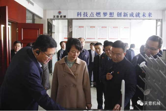 濟(jì)寧市委常委、組織部部長孔凡萍帶領(lǐng)全市“兩新”組織黨建工作現(xiàn)場觀摩團(tuán)蒞臨天意機(jī)械調(diào)研指導(dǎo)